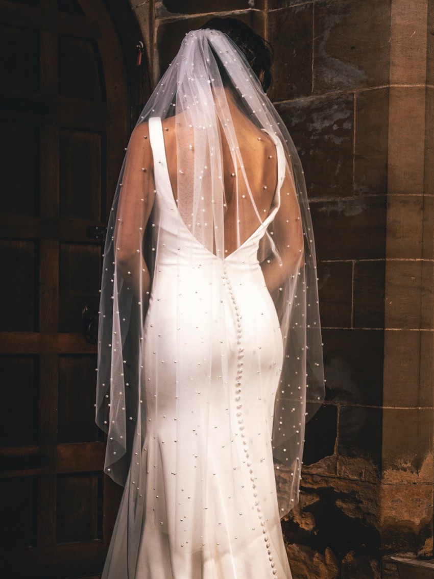 https://www.laceandfavour.com/_cache/_products_main/850x1134/perfect-bridal-ivory-single-tier-cut-edge-scattered-pearl-veil-8686.jpg